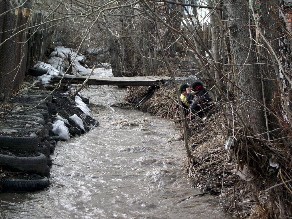 Гурьевск, поток весеннего ручья между гор на улице Воровского, Гурьевск
