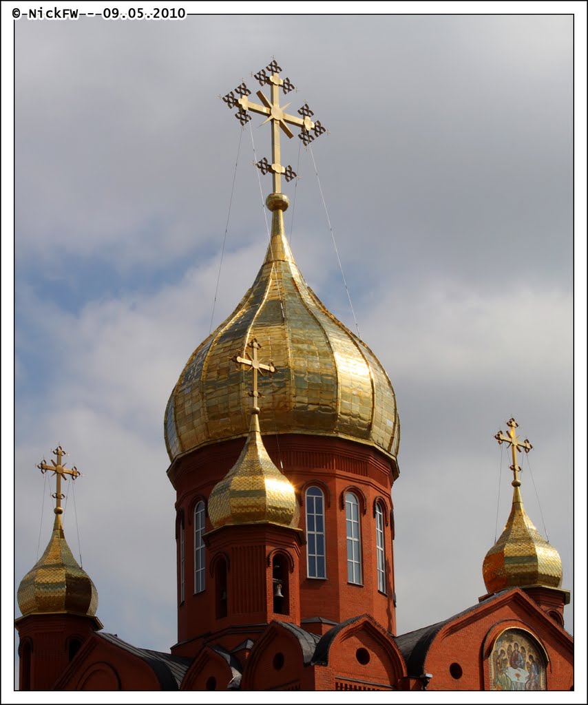 Вертикальная панорама куполов Знаменского собора (Кемерово 2010-05-09 - 3 кадра), Кемерово
