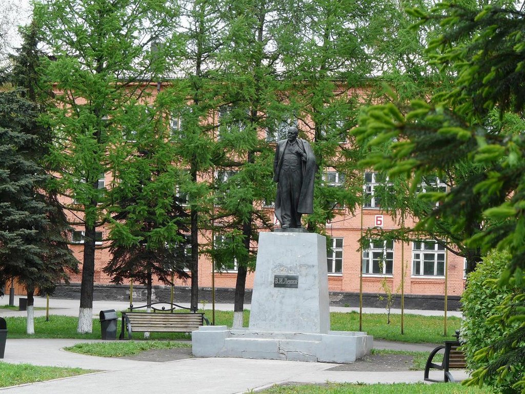 Памятник Ленину у школы №14, Киселевск