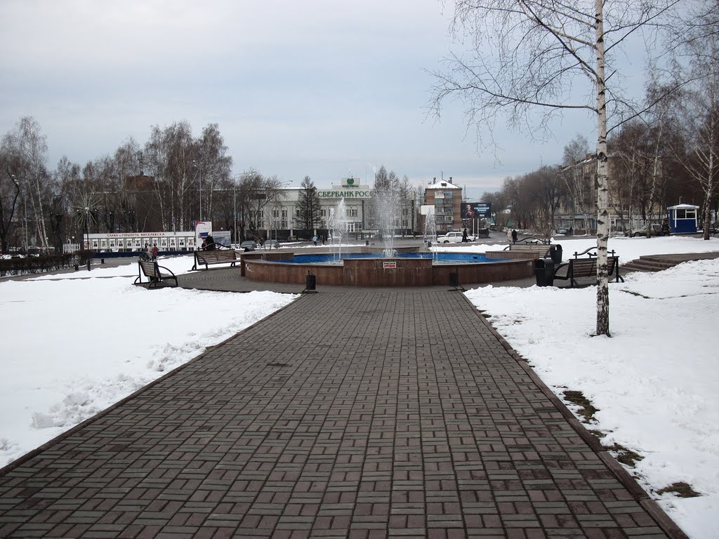 Майский снежок,но фонтан уже оттаял.., Киселевск