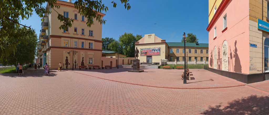 Площадь перед зданием Управления образования, июнь 2011, Прокопьевск