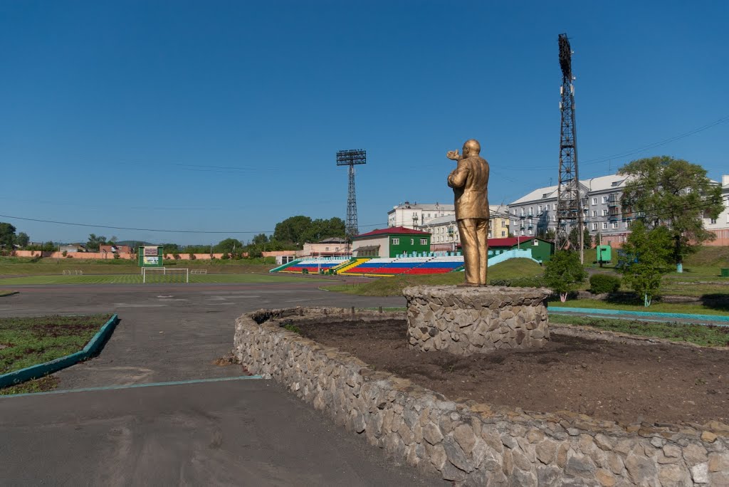 Статуя Ленина на стадионе «Шахтёр», июнь 2013, Прокопьевск