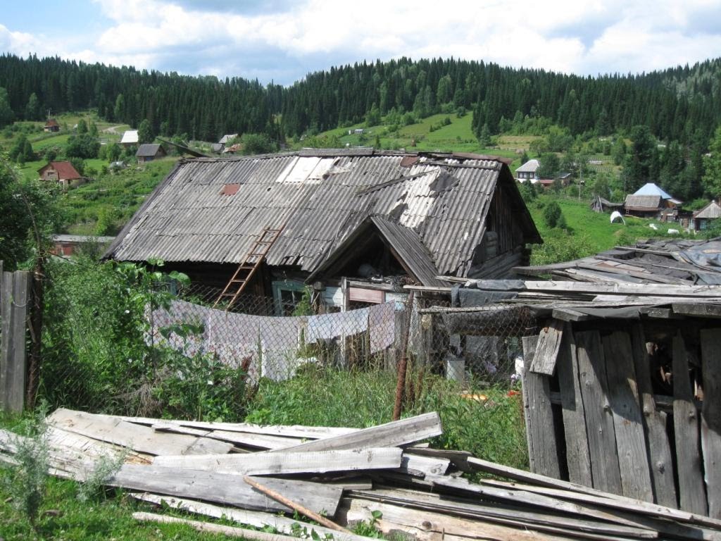 Dilapidated house in Alchok area., Таштагол