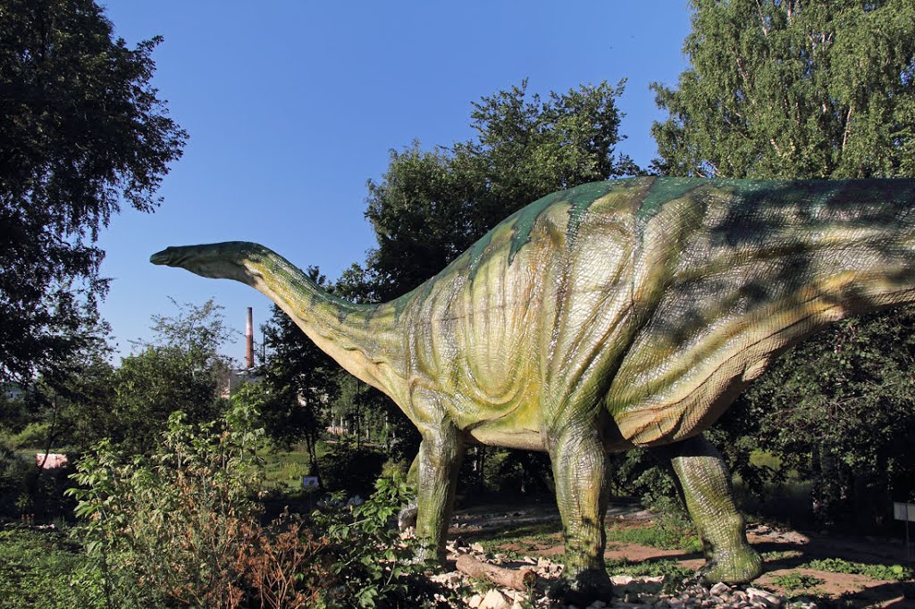 Апатозавр встречает посетителей "Динопарка", Котельнич