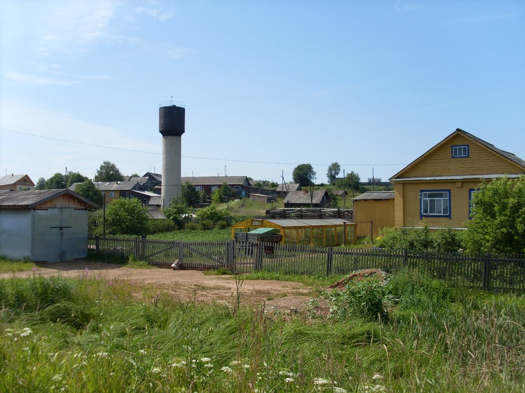 Вид на водонапорную башню на ул. Полевой, Нагорск