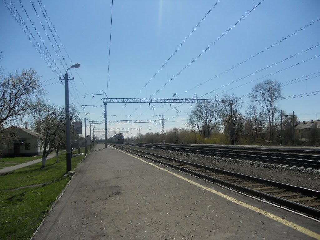 ВЛ-80 проходит по ст. Фаленки.  25 kV AC locomotive VL80 in Falenki, Фаленки