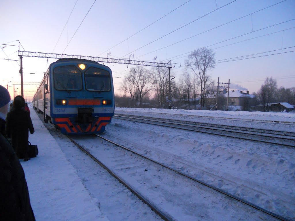 Электропоезд ЭД9М (Балезино-Киров) прибыл на станцию Фаленки 05.02.2012, Фаленки