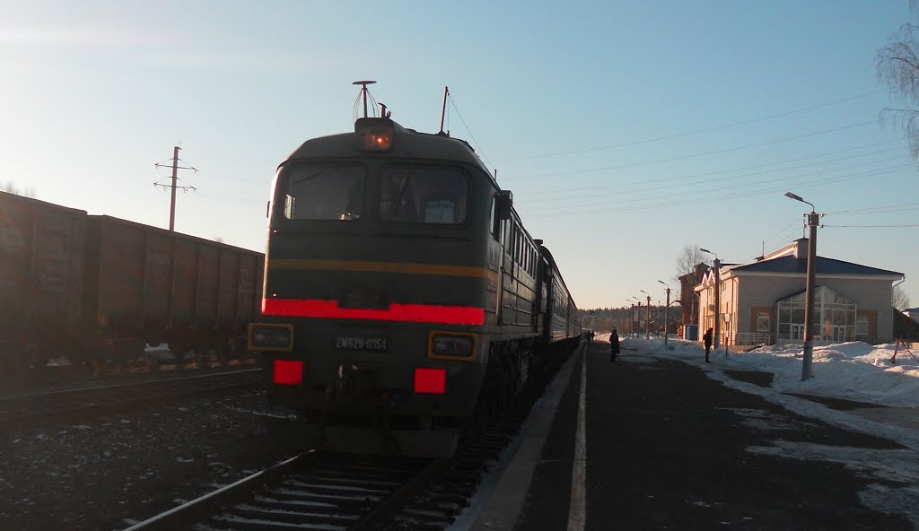 Тепловоз 2М62У-0354 с поездом Киров-Пинюг прибыл на станцию Юрья, Юрья