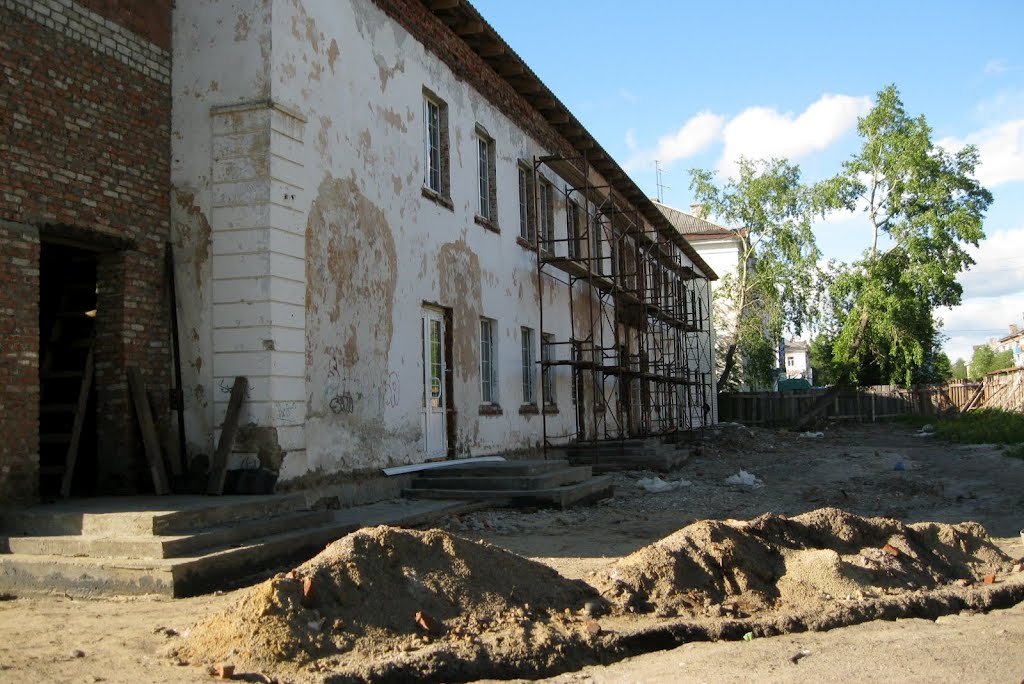Очередной ТЦ строится в здании бывшей СОШ №65 (2012г.), Печора