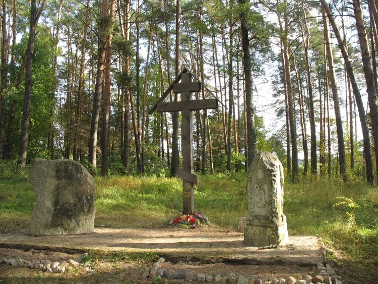 Памятный крест на месте городского кладбища и церкви Всех Святых., Кологрив