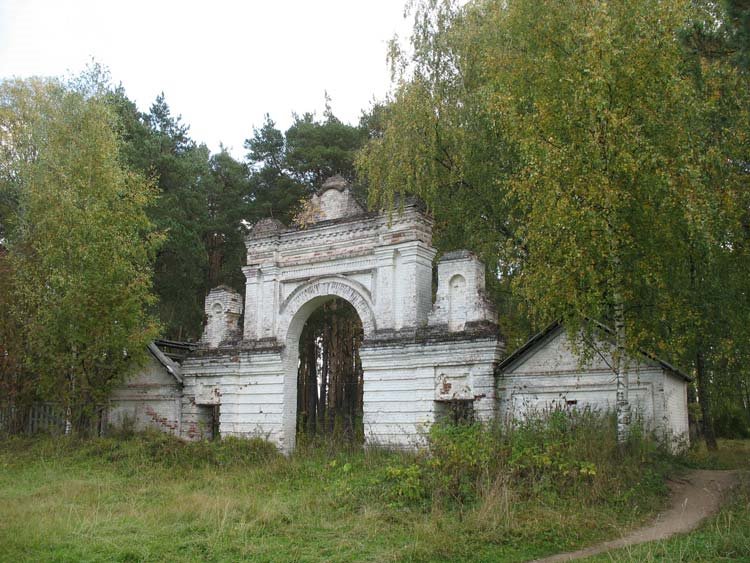Ворота ограды на старом кладбище города Кологрива., Кологрив