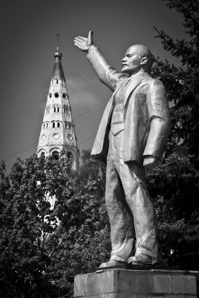Монумент В. И. Ленину (на заднем плане купол Собора Преображения Господня) г. Судиславль, Судиславль