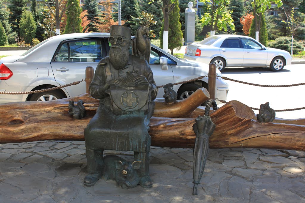 А monument to Dr. Aybolit - Памятник доктору Айболиту, Анапа