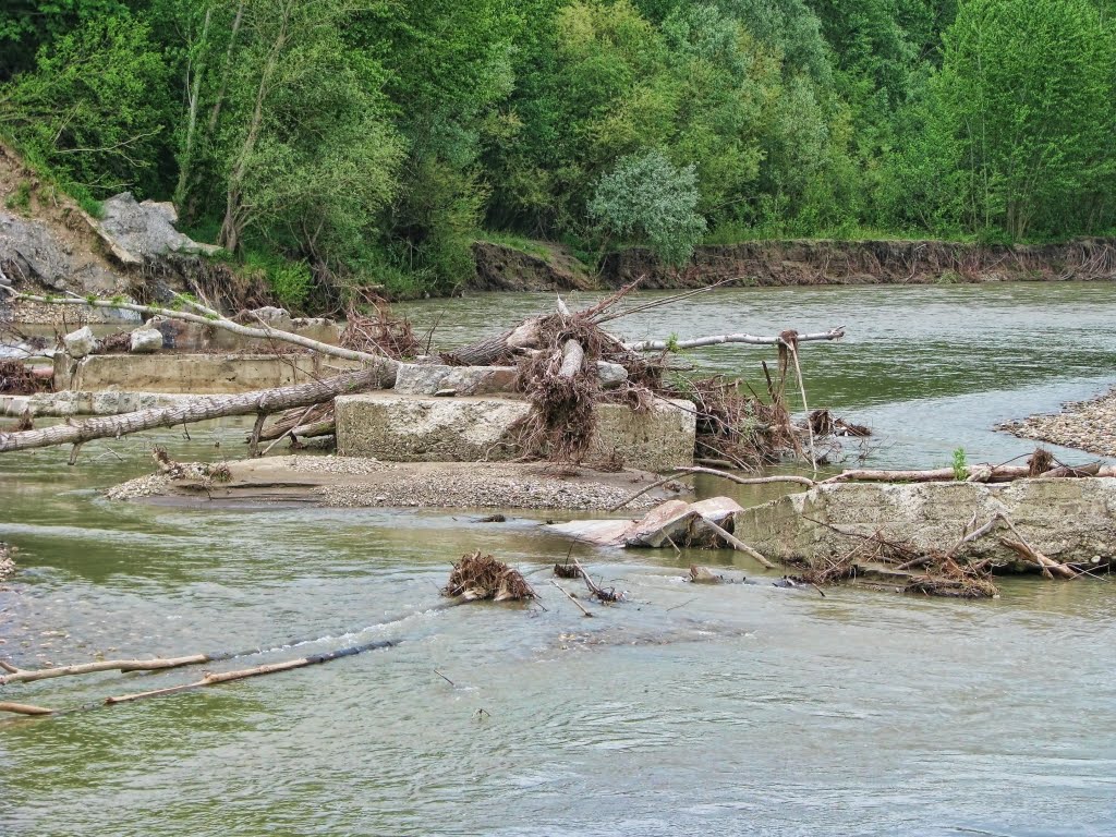 The ruins of Leninsky bridge - Руины Ленинского моста, Апшеронск