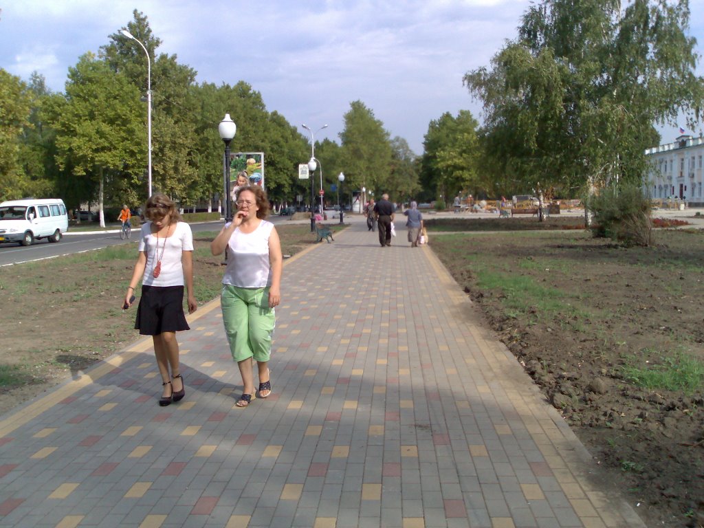 На тротуаре идя к центру 2007г, Белореченск