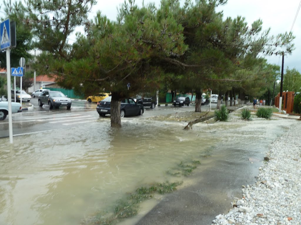 Вода на улицах после ливня 7 июля, Геленджик
