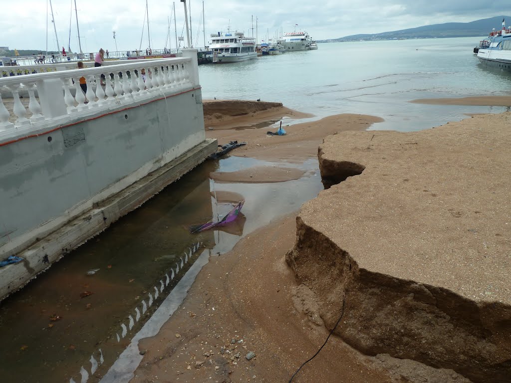 Размытый пляж после наводнения 7 июля, Геленджик