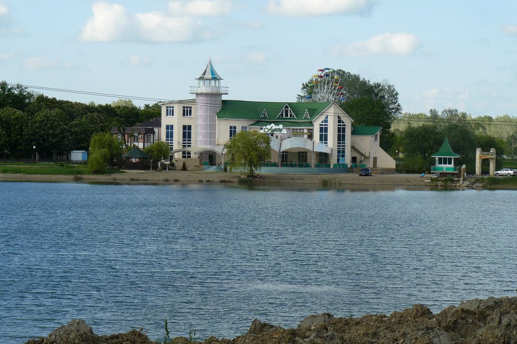 Развлекательный комплекс "Луксор" на озере (ныне перестроен), Горячий Ключ