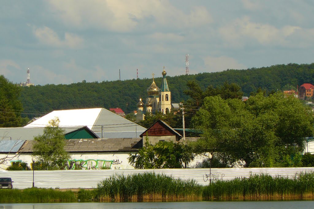 Вид на Свято-Троицкий храм от озера, Горячий Ключ