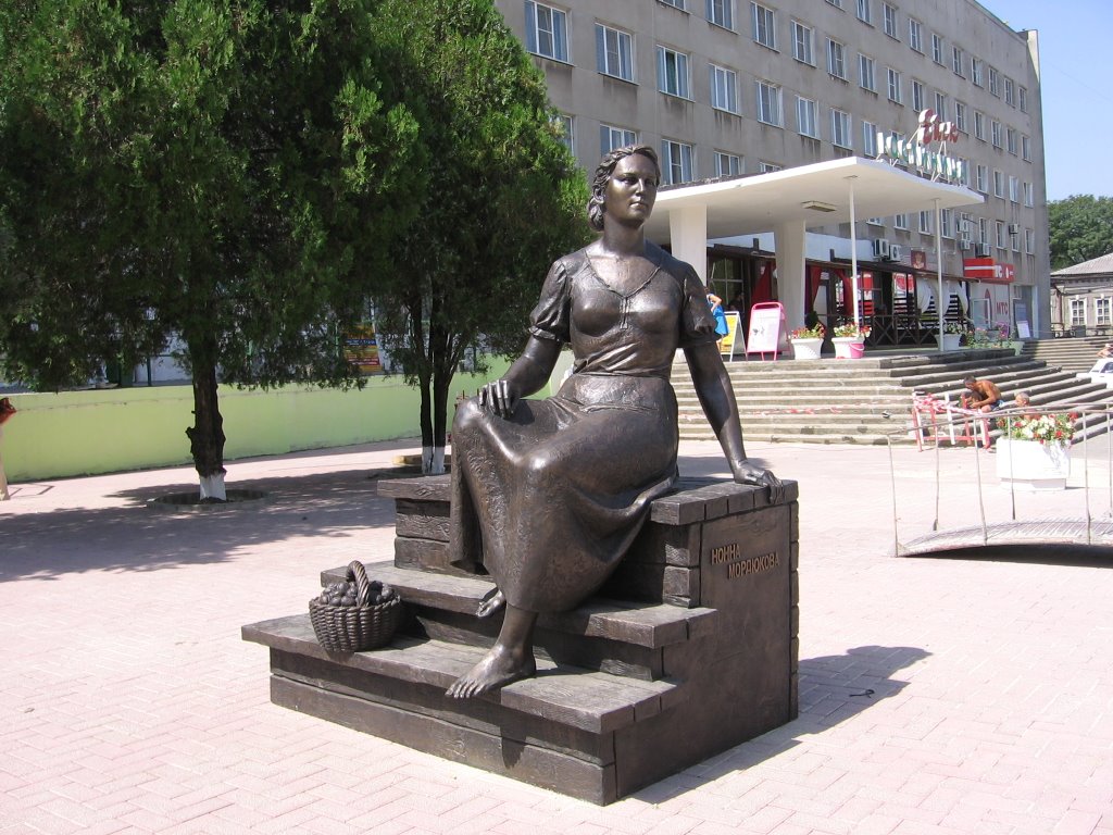Памятник Н. Мордюковой/Nonna Mordjukova memorial, Ейск