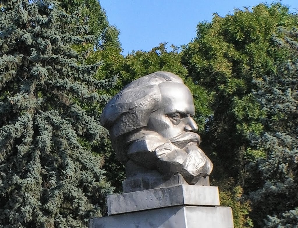 Голова Карла Маркса в Краснодаре. - A monument to Karl Marx., Калинино