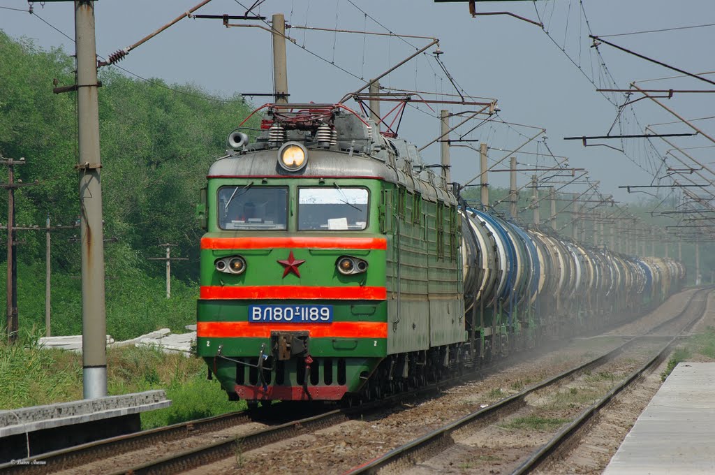 Electric locomotive VL80T-1189 with train on Orlovka stopping plathform, Калинино
