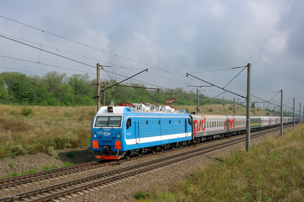 Electric locomotive EP1M-688 with train near Orlovka stopping plathform, Калинино
