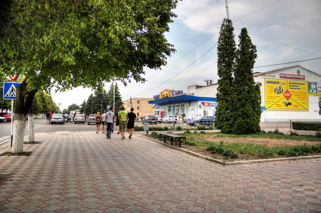 Фото Каневская, по ул. Горького, рядом со школой № 1 - 1.05.2010 г. в городе Кан