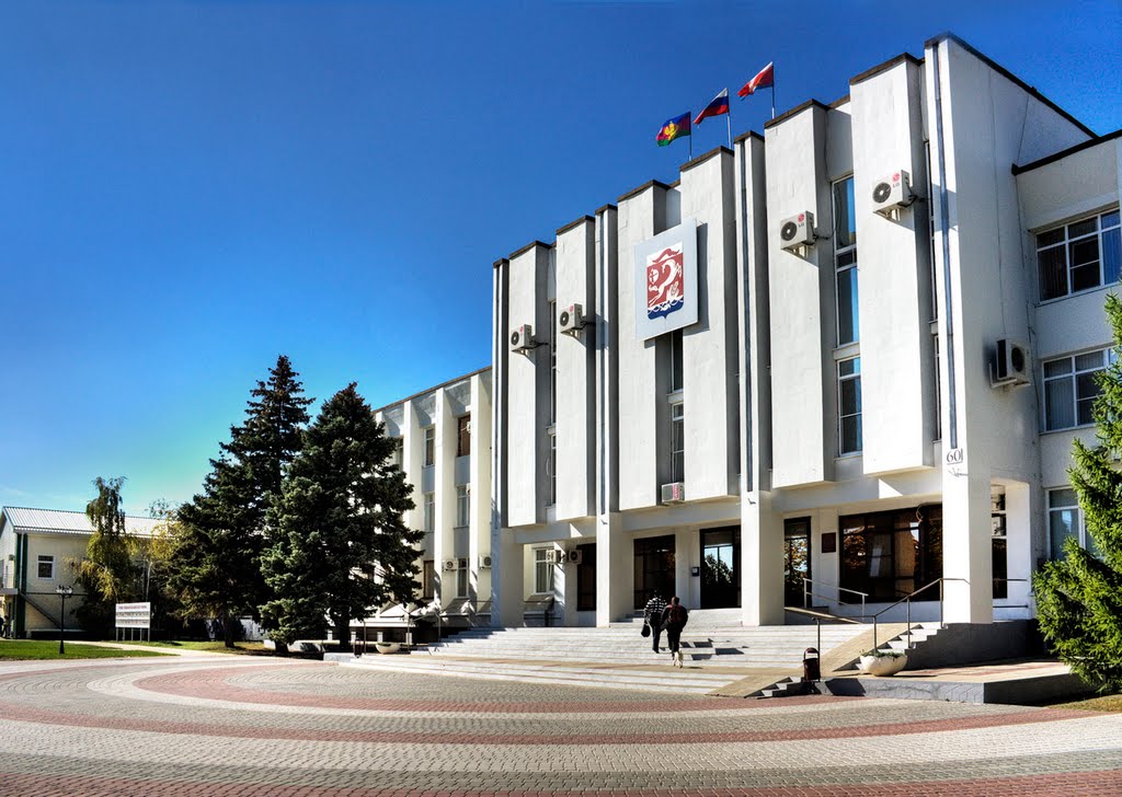 Здание администрации Каневского района (14.10.2010), Каневская