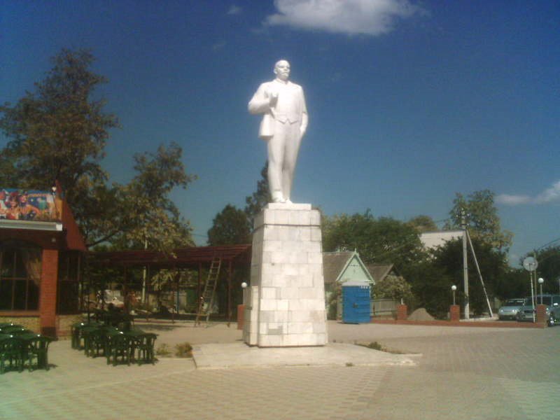Памятник вождю на берегу Азовского моря, Приморско-Ахтарск