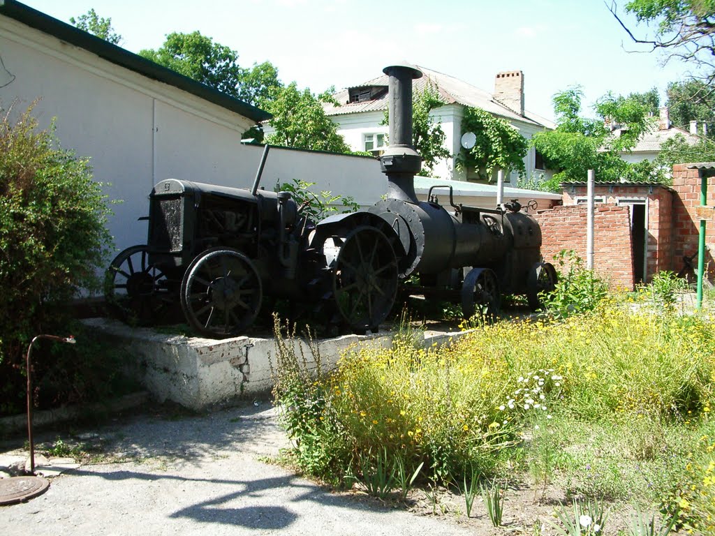 Трактор у музея, Приморско-Ахтарск