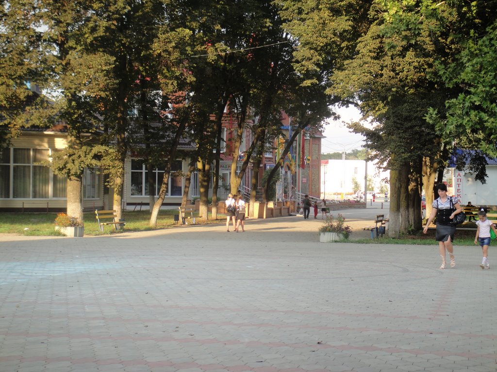 Площадь перед домом культуры, Северская
