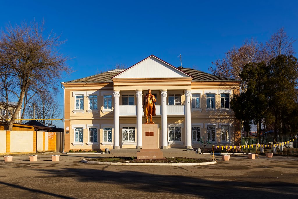 Ленин перед Домом пионеров, Славянск-на-Кубани