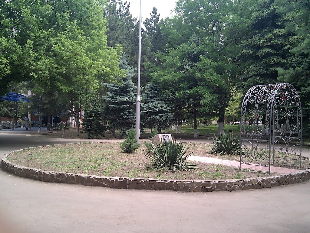 Альпийская горка в парке в Щербиновке, Старощербиновская