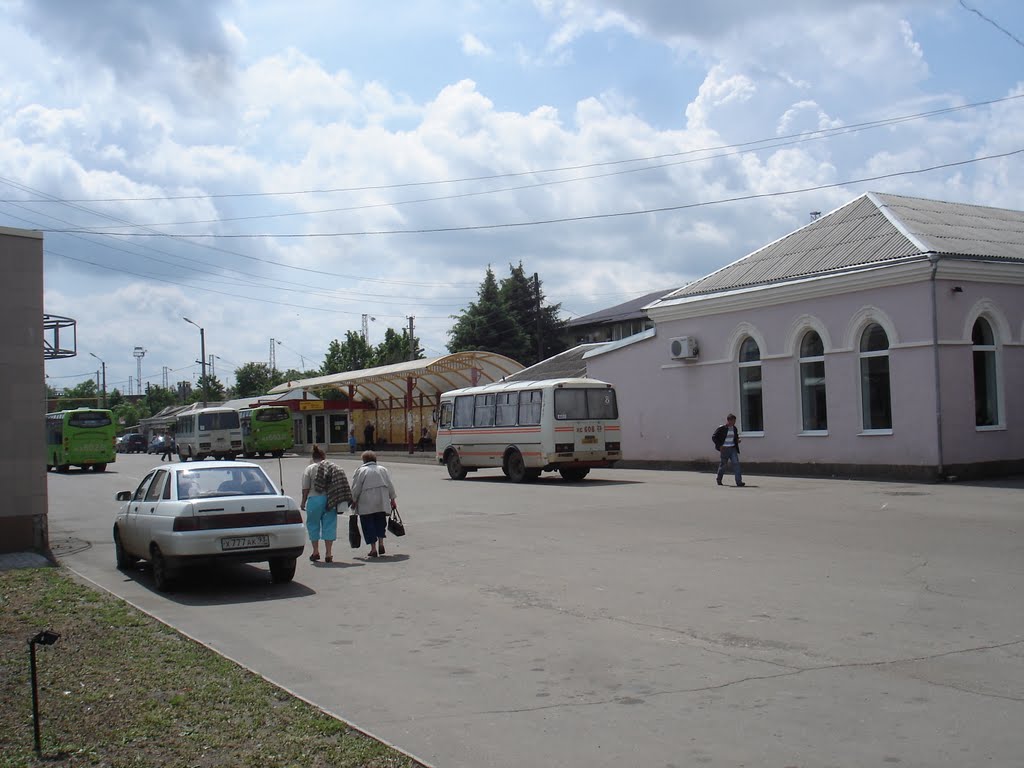 Автобусная остановка у жд вокзала, Тихорецк