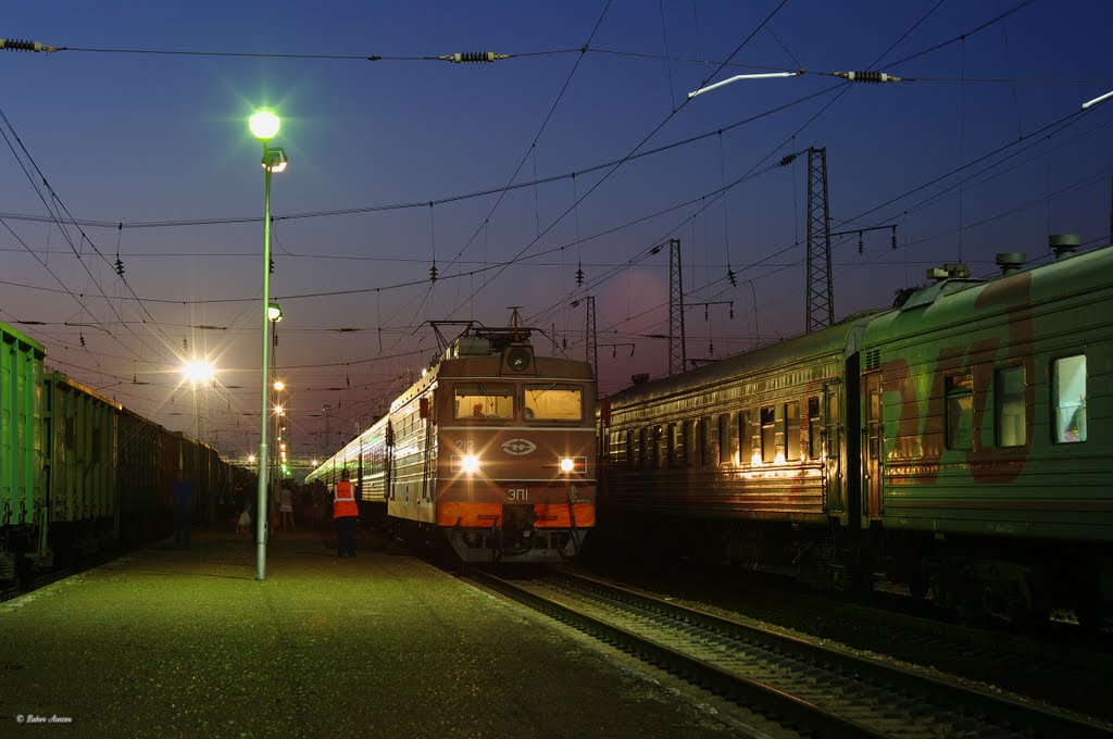 Electric locomotive EP1-212 with train, Тихорецк