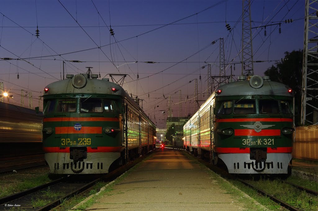 EMU-trains ER9P-239 and ER9PK-321 / Электропоезда ЭР9П-239 and ЭР9ПК-321 на станции Тихорецкая, Тихорецк