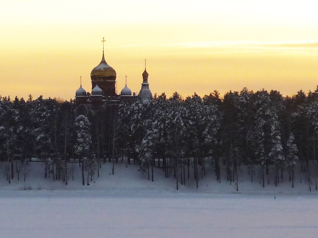 Купола Храма Михаила Архангела, вид с озера, Железногорск