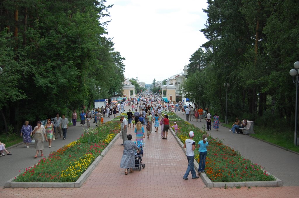 Вид на центральную аллею парка в день города, Железногорск
