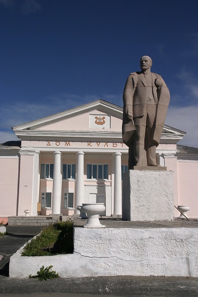 Lenins monument in Dudinka town. (Памятник Ленину на главной площади города Дудинка.), Дудинка