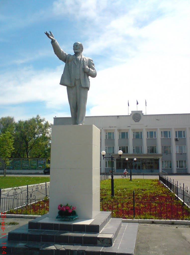 Памятник Ленину возле Администрации, Ермаковское