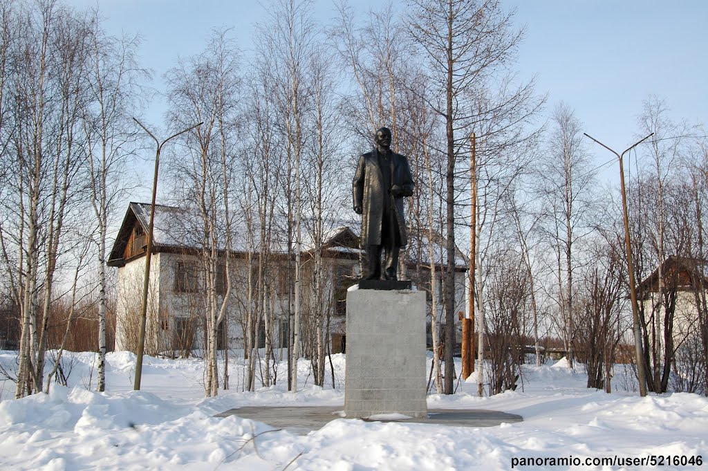 Владимир Ильич радуется весеннему полярному солнцу в городе Игарка, Игарка