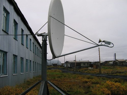 Станция спутниковой связи установлена компанией ЗАО "РОССИБ" в рамках ПНП "Образование" в н. п. Караул, Караул