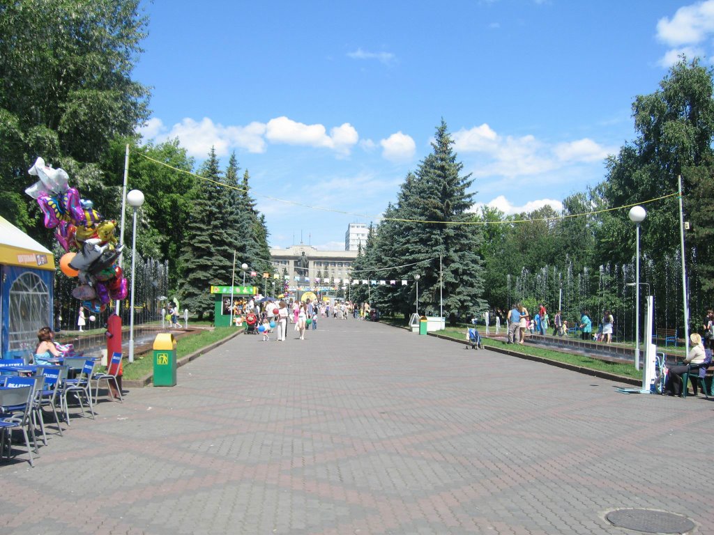 Avenue in the central park of Krasnoyarsk, Красноярск