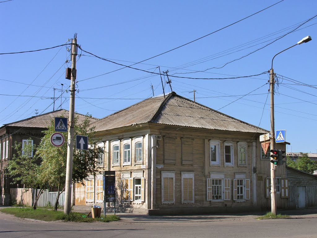 House on cross-streets of Oktyabrskaya and Zatubinskaya, Минусинск