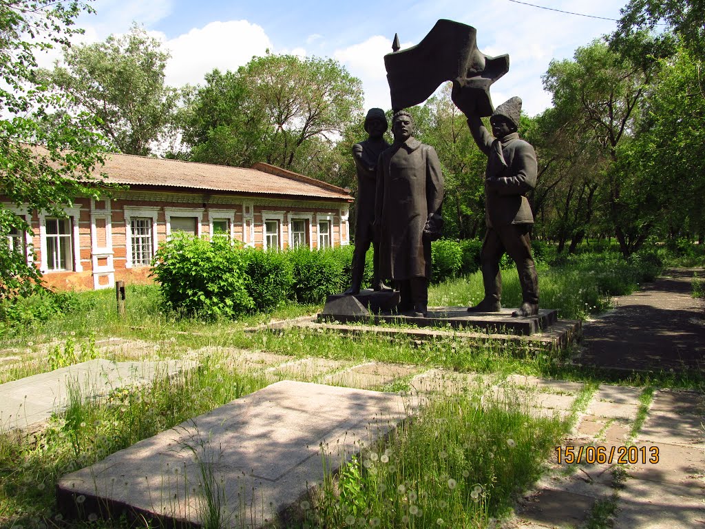 Monument to Kravchenko, Shchetinkin and Surguladze in Minusinsk near the tomb of  Kravchenko and Surguladze, Минусинск