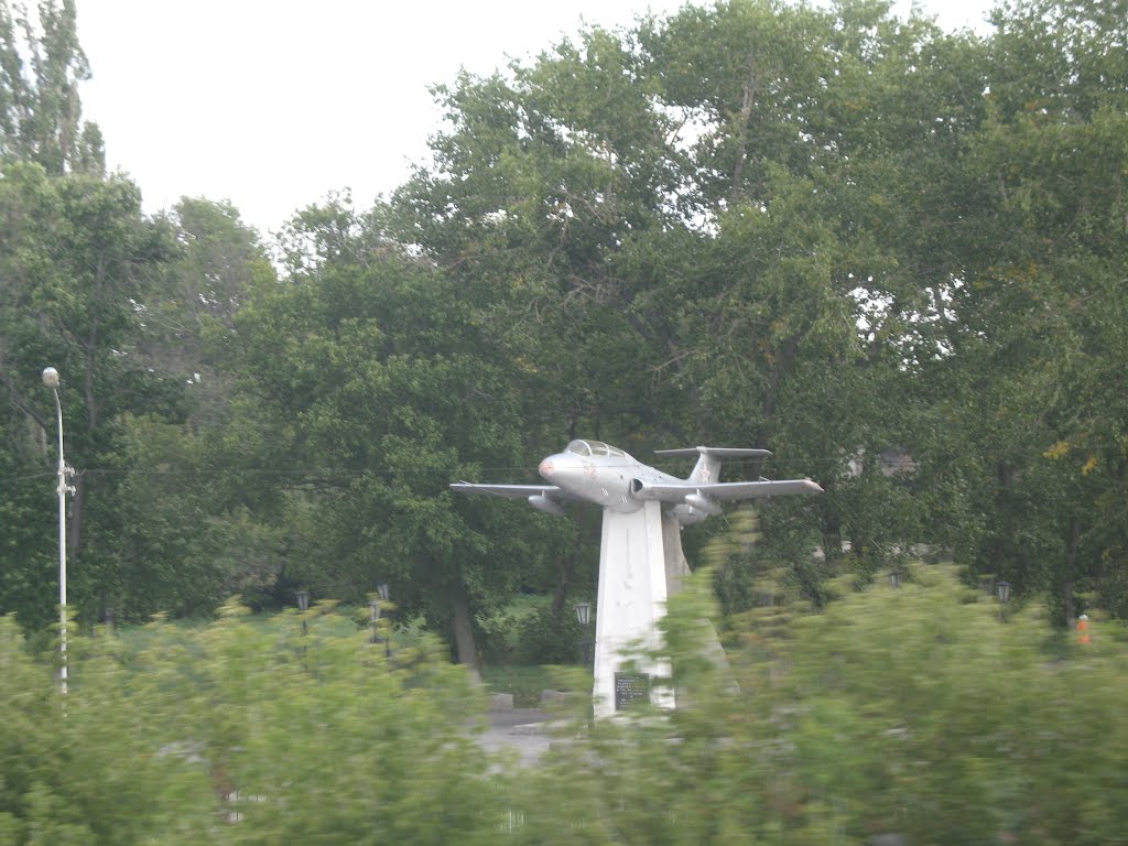 Памятник самолёту (вид из поезда), Грязи