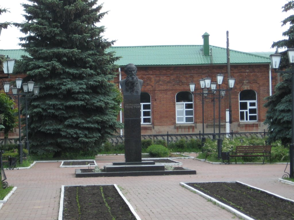 памятник великому русскому писателю Л.Н. Толстому, Лев Толстой