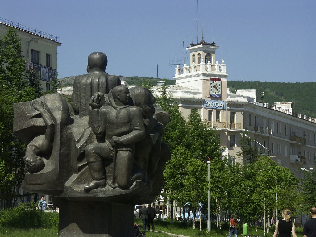 Памятник магаданцам - героям фронта и тыла Великой Отечественной войны, июль 2004, Магадан