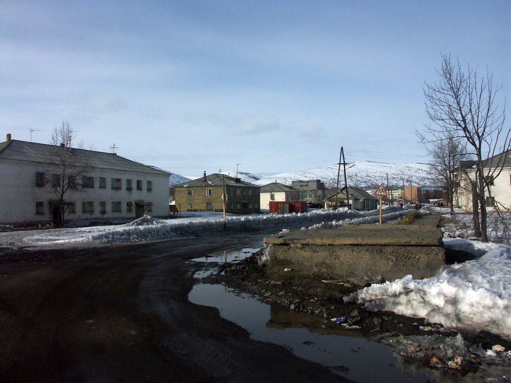 ул. Школьная, Усть-Омчуг, апрель 2004, Усть-Омчуг